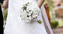 WHAT YOU SHOULD KNOW ABOUT HOW TO CARRY YOUR WEDDING BOUQUET